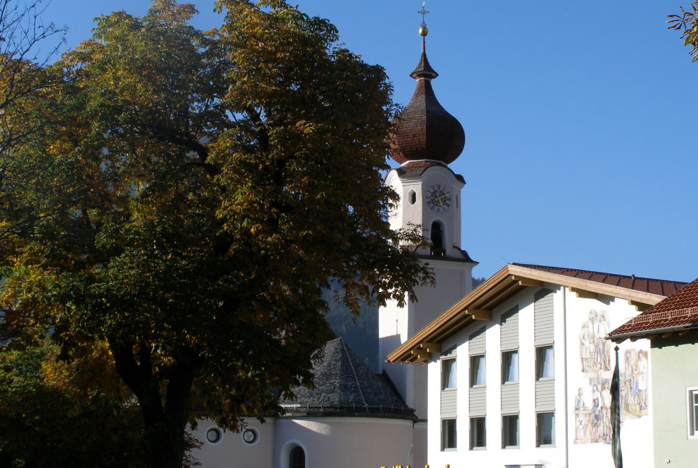c_ulses_kirchplatz_ehrwald.jpg